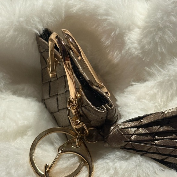 Elegant Metallic Woven Handbag - Picture 3 of 3